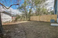 Central location - Dog Friendly w/ YARD3 鄰近Aviation Square Shopping Center的酒店