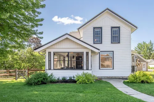 Charming 4-bedroom house steps from Pewaukee Lake Beach, shops & restaurants