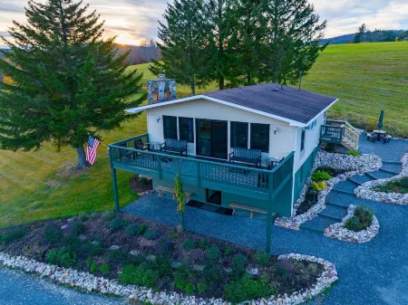 77 in Canaan. Big Views. Night Skies. Cozy Comfort. Dogs, EV, Kids 13+ Welcome. Отели рядом с достопримечательностью «Парк штата Блэкуотер Фолс»