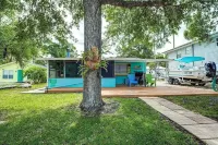 Tiki Tropical Retreat - directly on the clear Weeki Wachee River (not a canal)