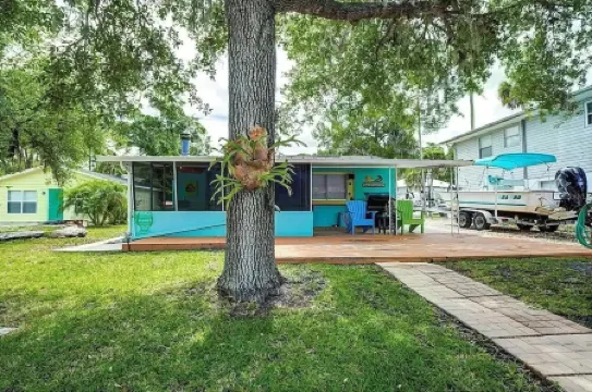Tiki Tropical Retreat - directly on the clear Weeki Wachee River (not a canal)