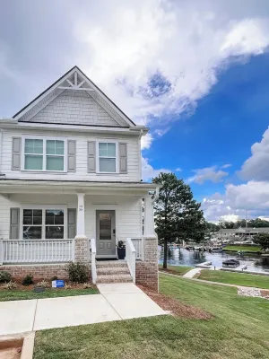 Lakefront, Dock, Kayaks, Paddleboards, Pool,Hot Tub and Access to Boat Rentals!