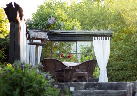 Lovingly furnished, cozy cottage in country style.