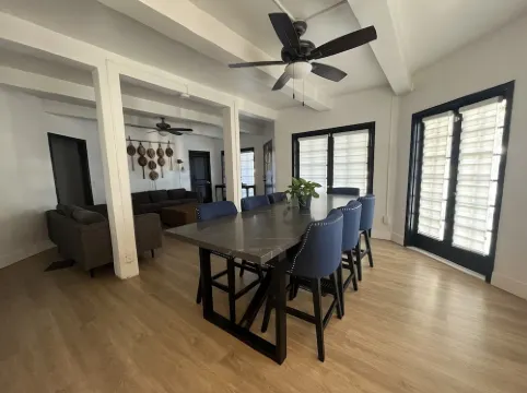 The Charming House of Riverside: All King beds, 55" Smart TVs, W/D, Downtown 里布酒店