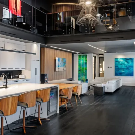 Modern City Loft in Downtown River District