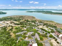 Canyon Lake condo, a short drive to New Braunfels, boat & trailer parking
