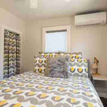 Charming Bungalow 2Bd/2ba Office Ensuite Incl All Utilities Incl! Walk Downtown! Rooms