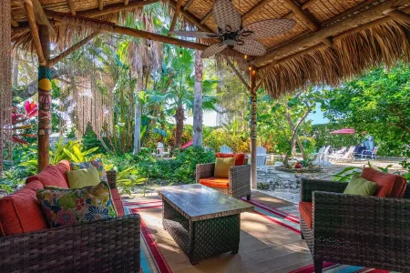 Tiki Hut in tropical paradise Отели рядом с достопримечательностью «Парк штата Каладеси Айленд»