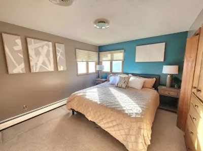 Lake Retreat, Year Round Hot Tub, Pool Table, Pedal Boat Hotels near Moore Lake Commons Shopping Center