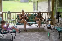 Countryside Thanksgiving Haven: Sleeps 6, Full Kitchen and Dining Room