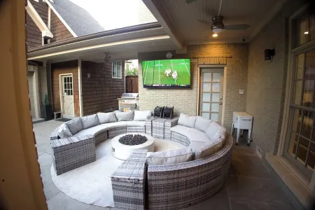 Highland Park Mansion on Beverly Drive, 1080 feet  from SMU’s stadium! Отели рядом с достопримечательностью «Хайленд Парк Виллидж»