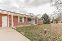 Peaceful Getaway with Fun for All! 5 min to I-80! Hotel a Sarpy County