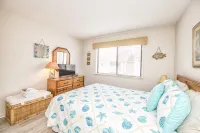 Top floor oceanfront condo in sand pebbles, pool