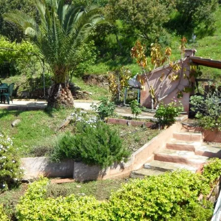 In Furnangina, family villa with sea view, mature garden and swimming pool