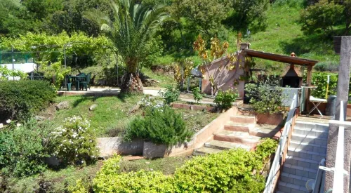 In Furnangina, family villa with sea view, mature garden and swimming pool