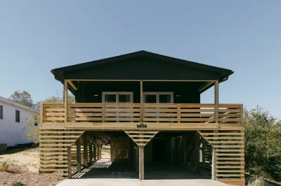The Haven • Outdoor Tub • Backyard Oasis • As seen on Magnolia Network Hotels near Wright Brothers National Memorial