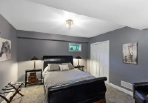 Family and Dog Friendly Home near historic racetrack and downtown w/ a fire pit. サラトガのホテル