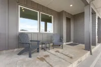 Brand New Lavish Townhome Duplex w 2 Private Hot Tubs & 2 Saunas