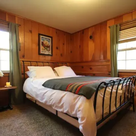 Ahwahnee-be Vintage Cabin - Three blocks to town!