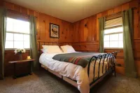Ahwahnee-be Vintage Cabin - Three blocks to town!