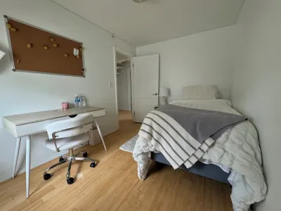 Charming 3-bedroom 3 Bathroom house in Sheboygan with AC, WiFi, & Amenities Các khách sạn gần Dumper Dan's Fishing and Lodging