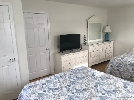 BEAUTIFULLY DECORATED ~ CLOSE TO THE BEACH ~ 5 BEDROOM/4 BATH