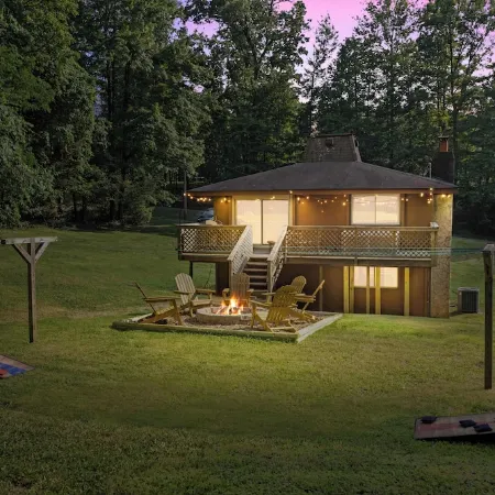 5Min to Lake, 20Min to NRG, Hot Tub, Fire Pit, BBQ. Quiet&Secluded. Pet Friendly