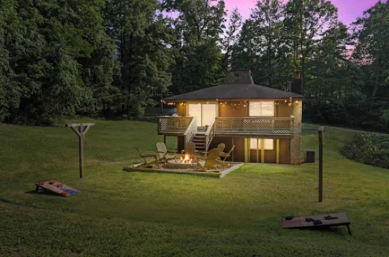 5Min to Lake, 20Min to NRG, Hot Tub, Fire Pit, BBQ. Quiet&Secluded. Pet Friendly Hotels in Wilderness