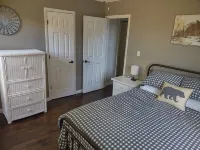 Remote cabin with gorgeous view and sunsets, pets free, fast Wi-Fi!