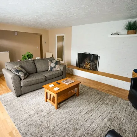 Newly remodeled cozy home with large yard. Close to U of O, Autzen, and Oakway.