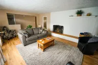 Newly remodeled cozy home with large yard. Close to U of O, Autzen, and Oakway.