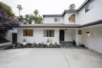 Charming Hollywood Hills Villa: Heated Pool, Unique Design, Peaceful and Private