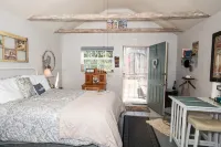 CHUCKELLI FARM's COZY COTTAGE