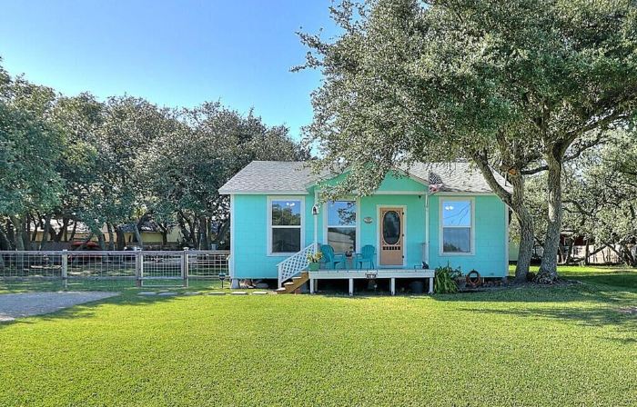 Super Cute Coastal Bend Cottage! Book Your 2026 Summer Vacay Soon!