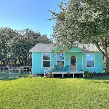 Super Cute Coastal Bend Cottage! Start Booking Your 2026 Getaway!