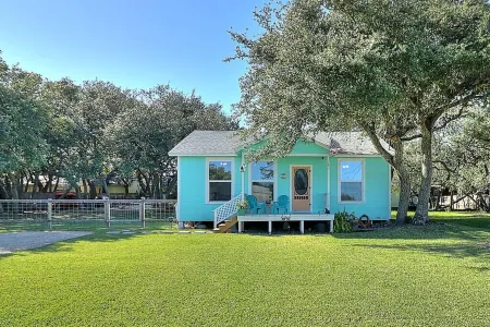 Super Cute! Coastal Bend Cottage! Book Now-November, December Dates! Отели в г. Фултон