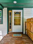 Nostalgic Retro Cottage, Blocks Away from Mississippi River. Full Fenced in Yard