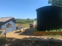 Shepherds Hut with Scandinavian Hot Tub and hydromassager Hotel a Sway