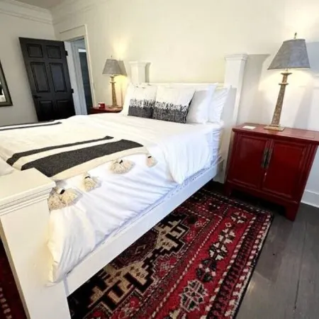 Penthouse 105-Heart of Downtown