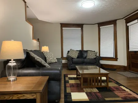 New!!!  Great Remodeled 2 Bedroom. Walk to the Square!