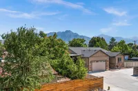 Modern House, Fully Fenced, Private Balcony, Fire Pit, Close to Ski Resorts Hotels in Millcreek