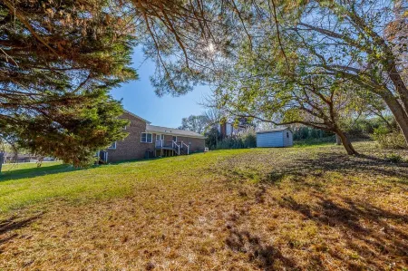 Cozy Home off I-85, 35 minutes from NC and SC border