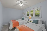 Sleeps 5! 2 Br, 2.5BA Townhome-Walk to Beach & Dining – Your Escape Awaits!