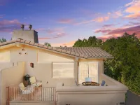 West Sedona - Private Balcony with Red Rock View Close to Trails, Shops, Dining!