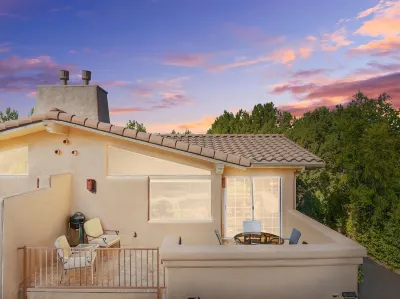West Sedona - Private Balcony with Red Rock View Close to Trails, Shops, Dining! Hotels in 