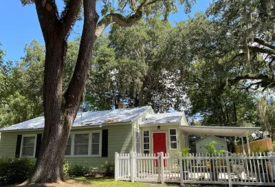 Remodeled Vintage Private Home. <5 min to UF and Downtown Hotels near University of Florida