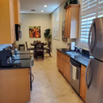 Beautiful Venice Island Apartment right on Venice Ave. - Shop, Beach & Eat!