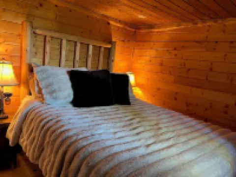 River Vista Cabin with Mountain Views 阿什福德酒店