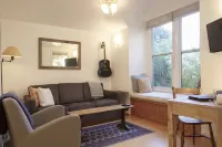 Healdsburg Cottage  Walk to the Plaza, Workspace