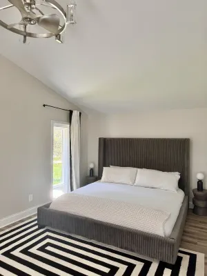 Feel the Lake breeze!! 4b-4ba beachfront house. Private beach access. Sleeps 13 Hotel a Benton Charter Township